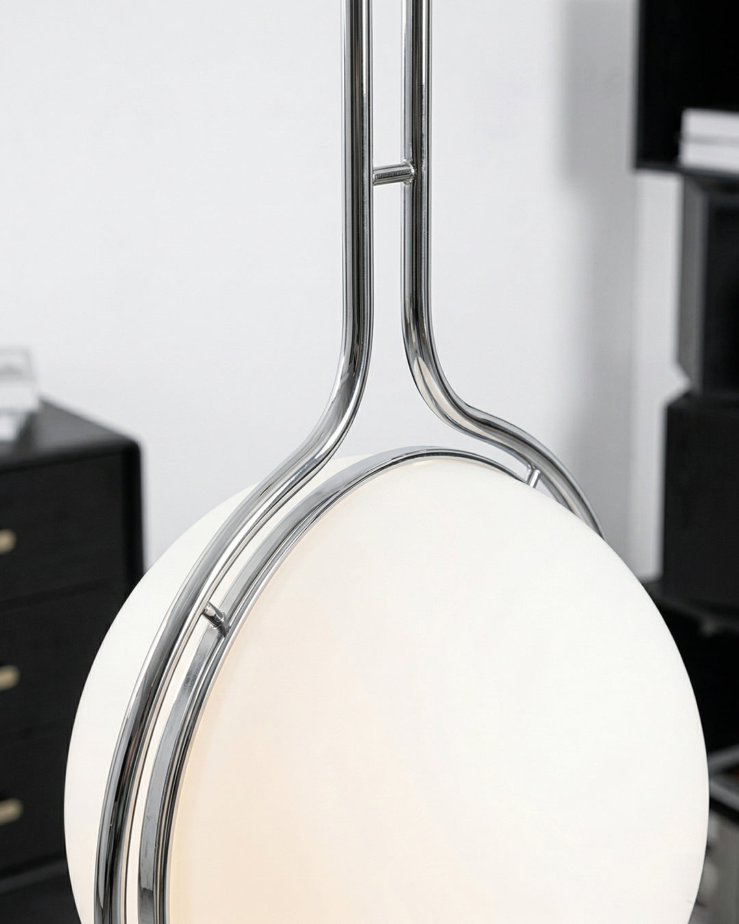 Détail de la monture chromée du lampadaire boule