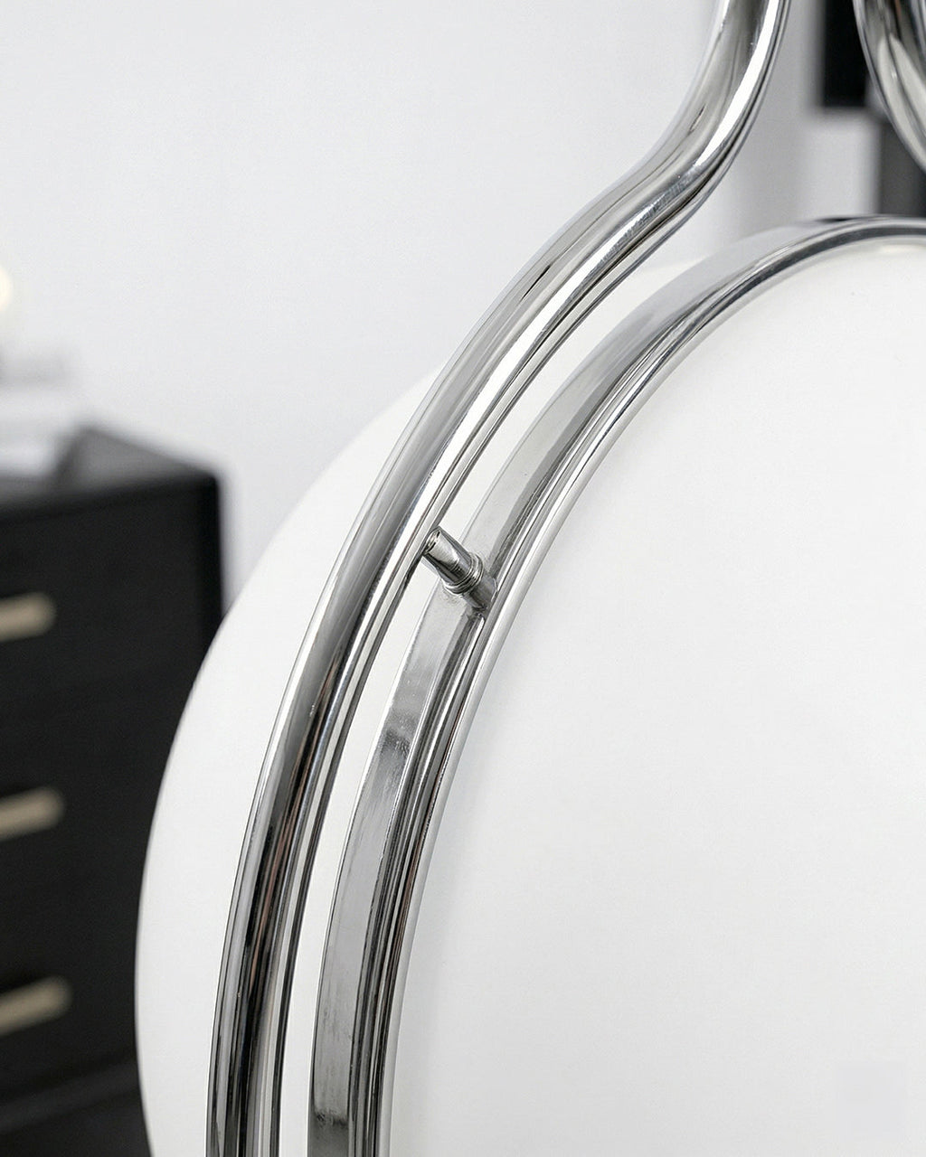 Gros plan sur la finition chromée miroir