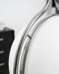 Gros plan sur la finition chromée miroir