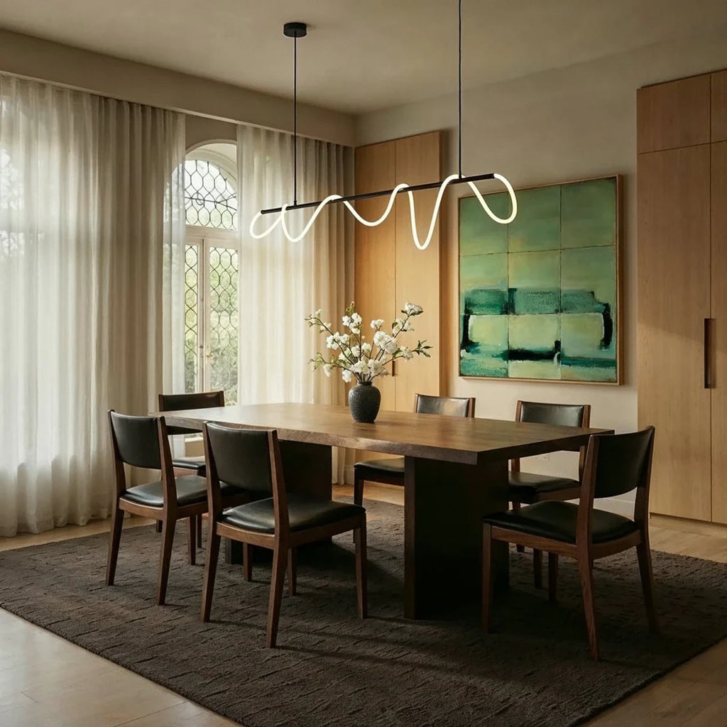 Suspension LED design noire au-dessus d'une table de salle à manger en bois