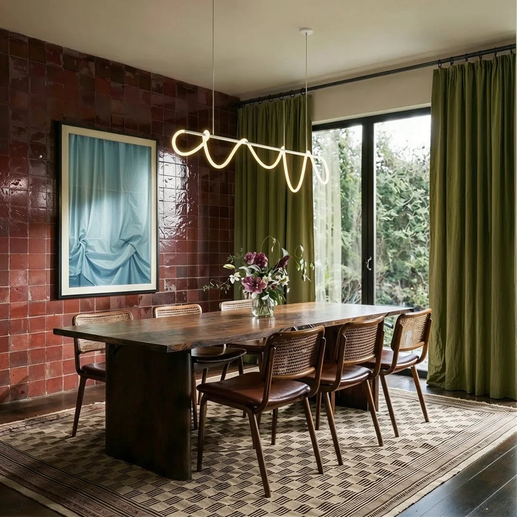 Suspension LED design au-dessus d'une grande table dans une salle à manger en brique