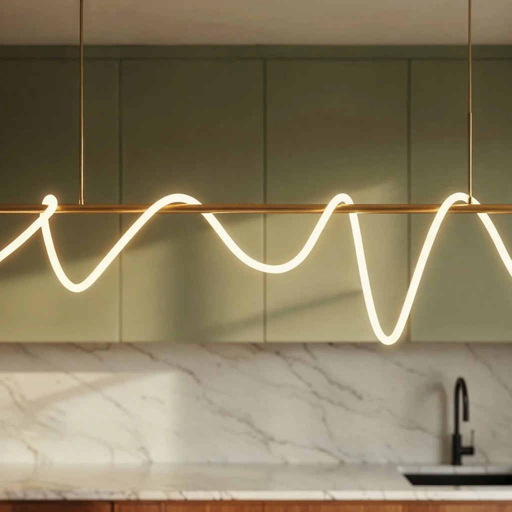 Détail de la lumière blanc chaud du tube LED devant une crédence en marbre