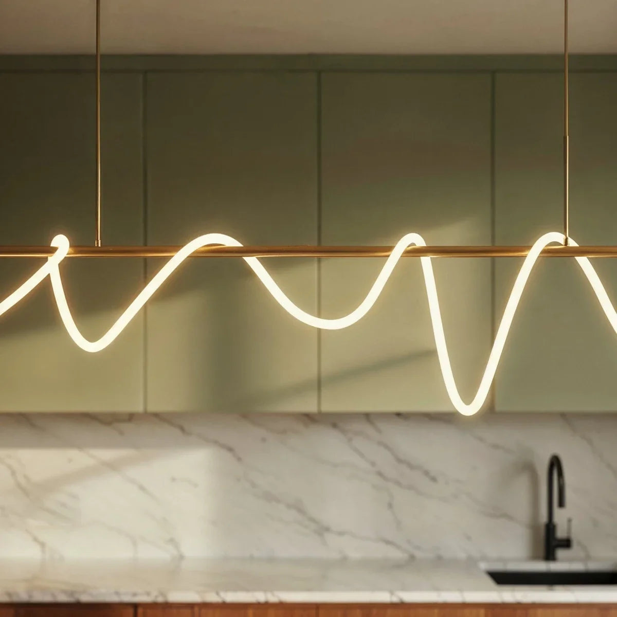Détail de la lumière blanc chaud du tube LED devant une crédence en marbre