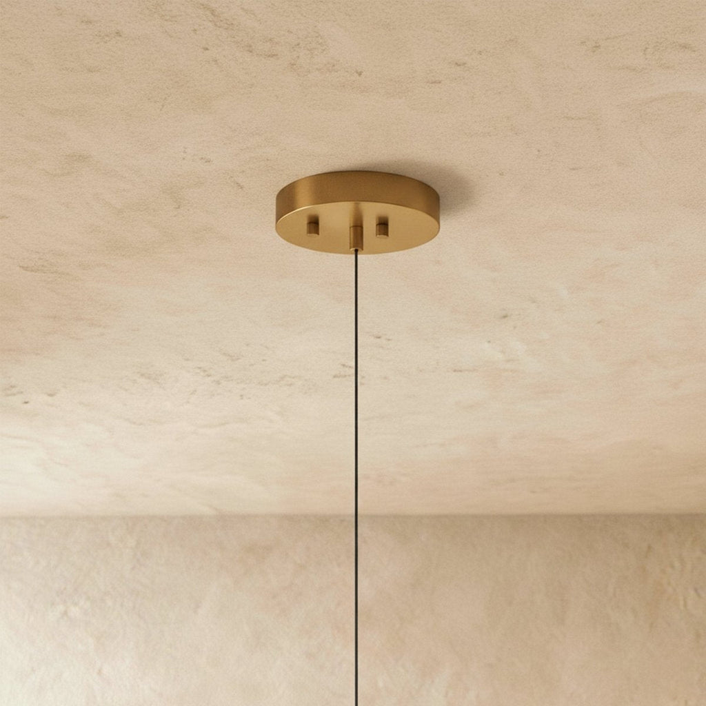 Détail de la platine ronde en laiton et du câble du lustre led