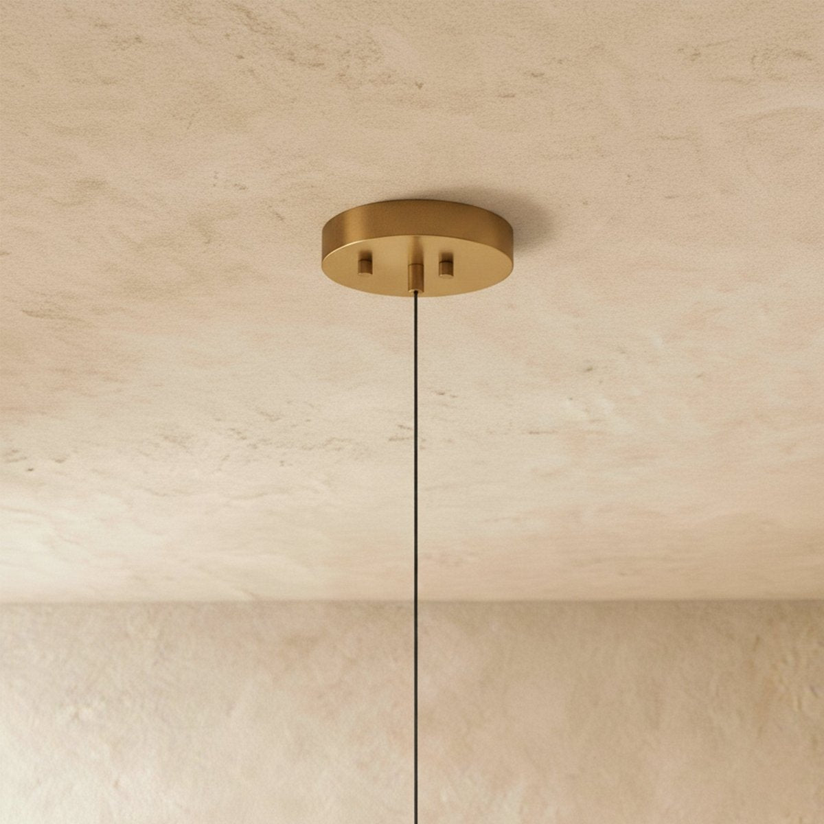 Détail de la platine ronde en laiton et du câble du lustre led