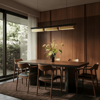 Lustre led linéaire au-dessus d'une table de salle à manger en bois
