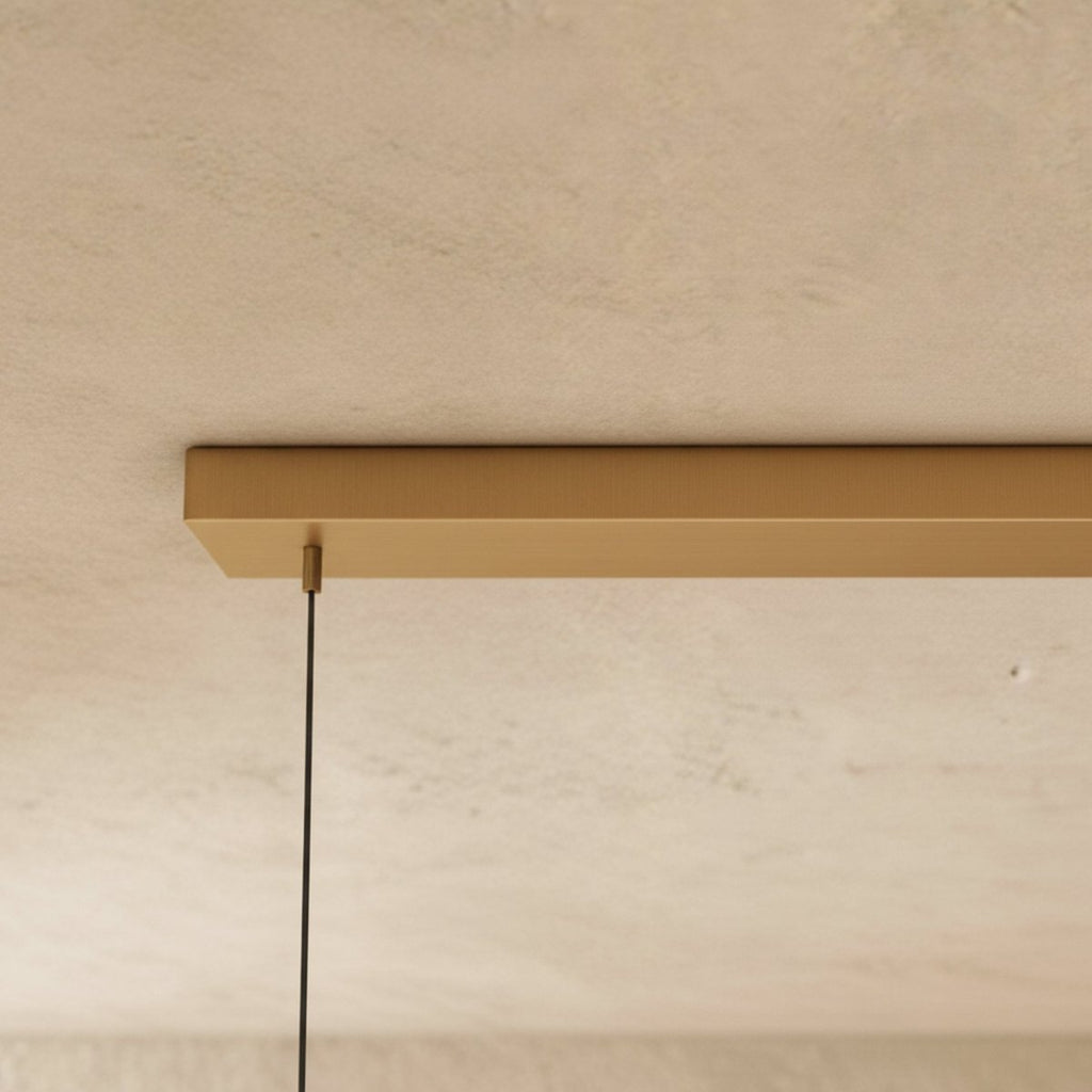 Détail de la barre horizontale en laiton du lustre led linéaire