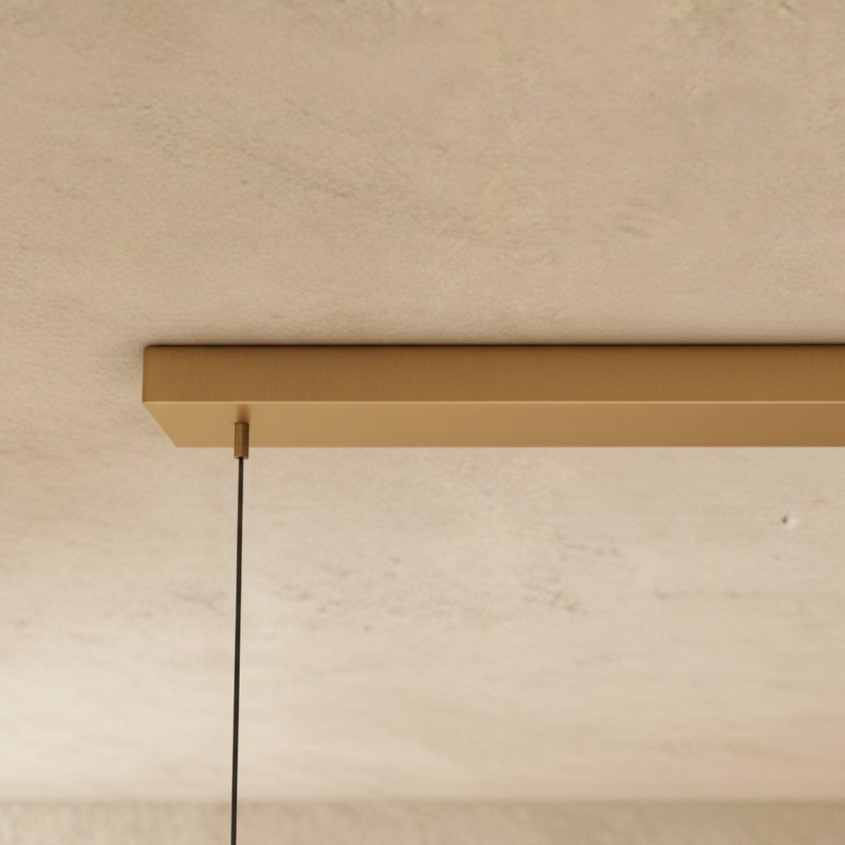 Détail de la barre horizontale en laiton du lustre led linéaire