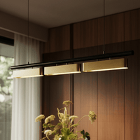 Lustre led moderne allumé devant un mur en bois, lumière chaude
