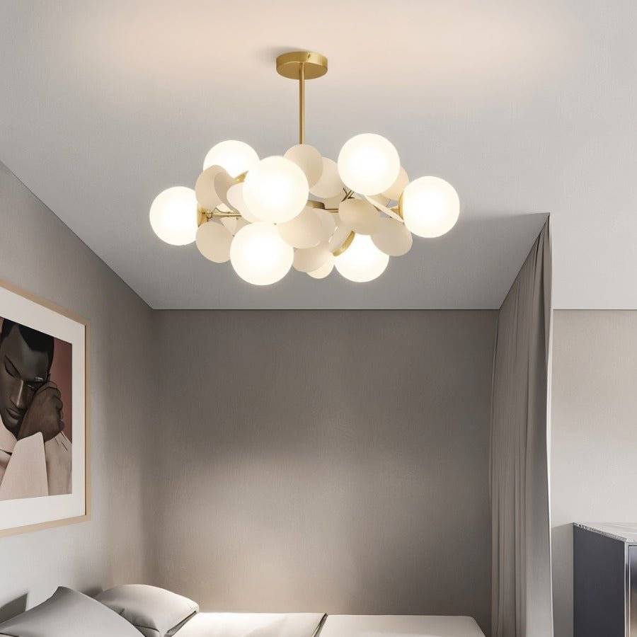 Lustre moderne blanc à globes lumineux dans une chambre