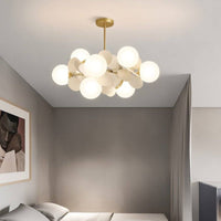 Lustre moderne blanc à globes lumineux dans une chambre