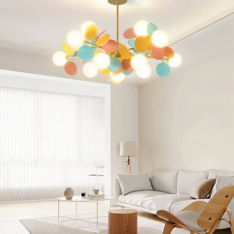 Lustre moderne multicolore pastel au-dessus d'un salon lumineux