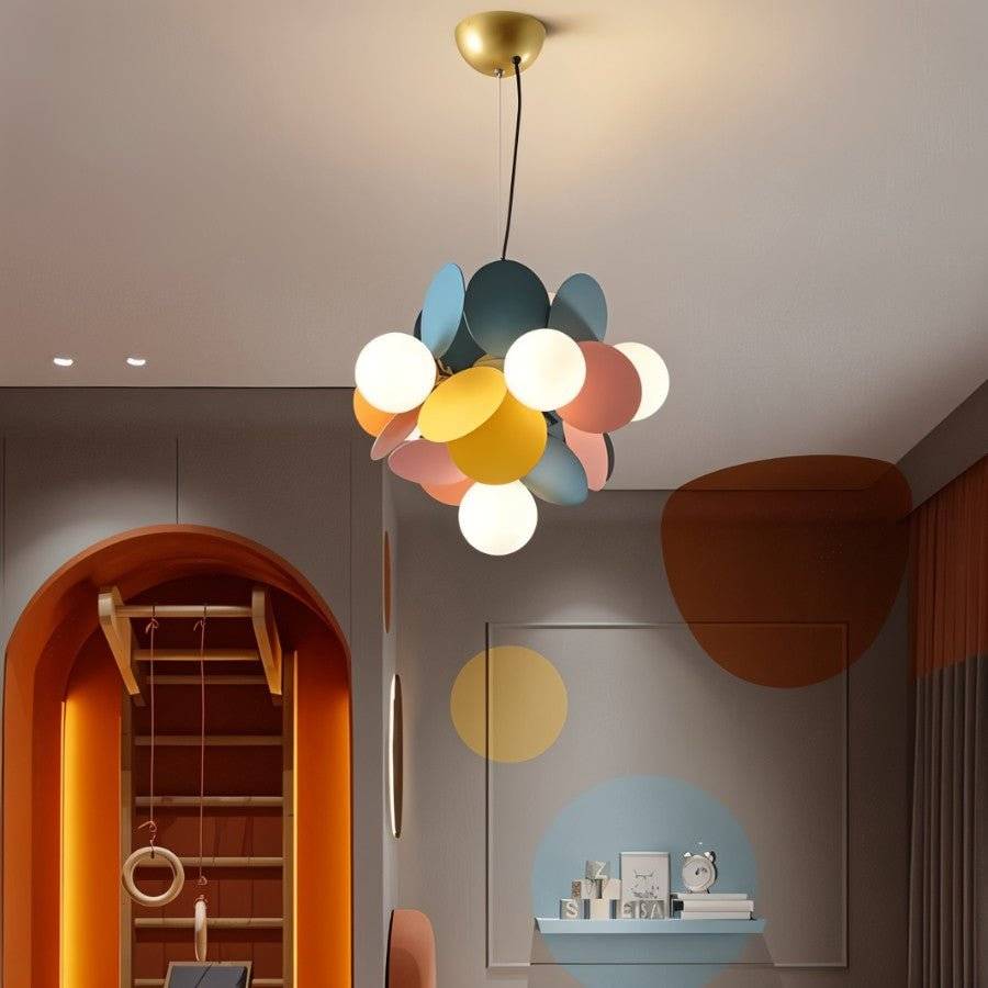Lustre moderne multicolore dans un intérieur aux tons orangés