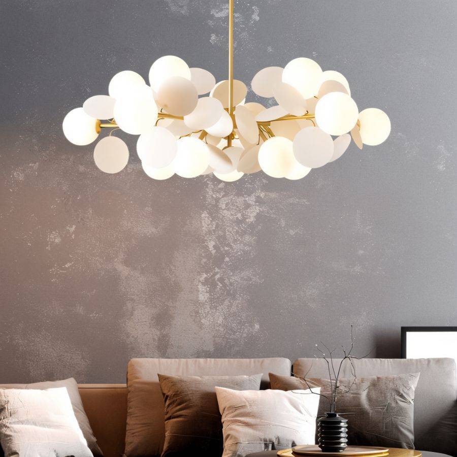 Lustre moderne blanc crème vu de dessous sur mur texturé