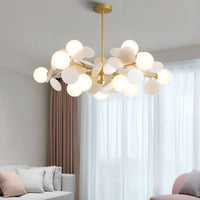 Lustre moderne blanc près d'un rideau blanc