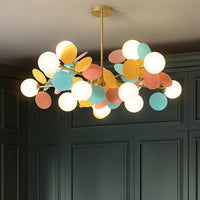 Lustre moderne multicolore à sphères opalines dans un salon aux murs verts