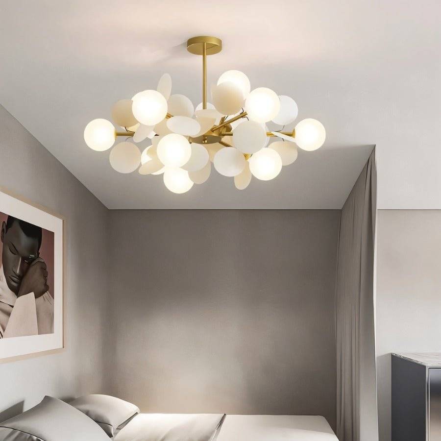 Lustre moderne blanc dans une chambre épurée