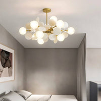 Lustre moderne blanc dans une chambre épurée