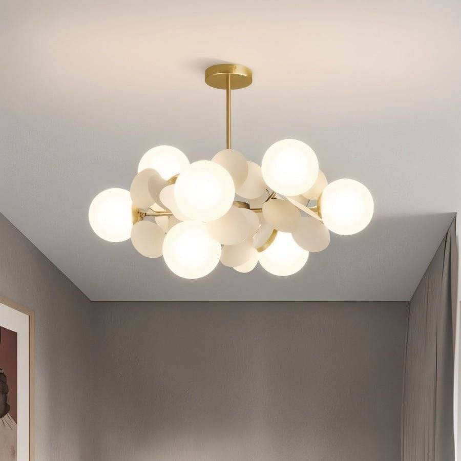 Lustre moderne blanc à globes opalins allumés au plafond