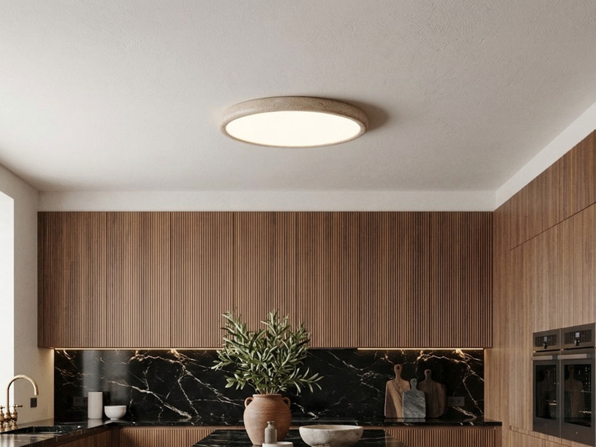 Plafonnier en travertin ultra plat installé au plafond d'une cuisine en bois Image