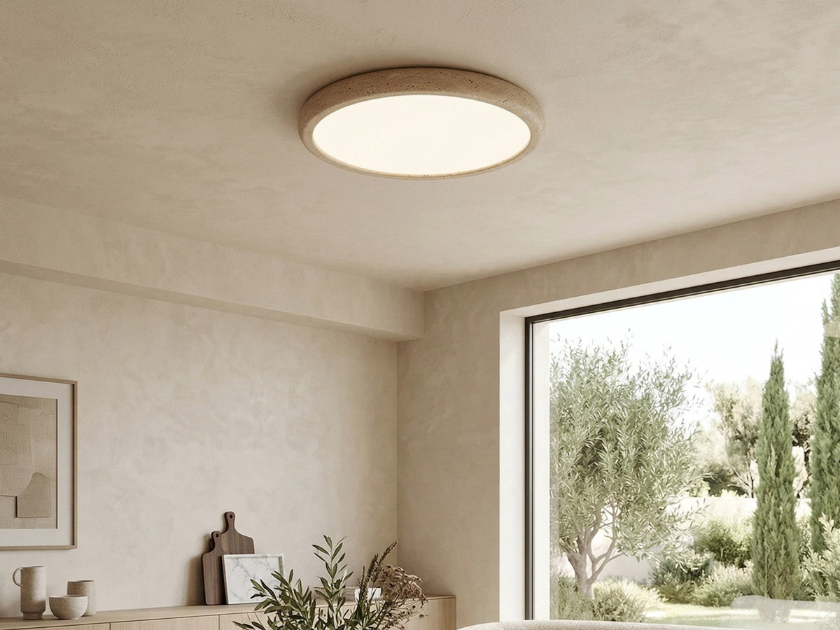 Plafonnier en travertin ultra plat dans un séjour lumineux Image