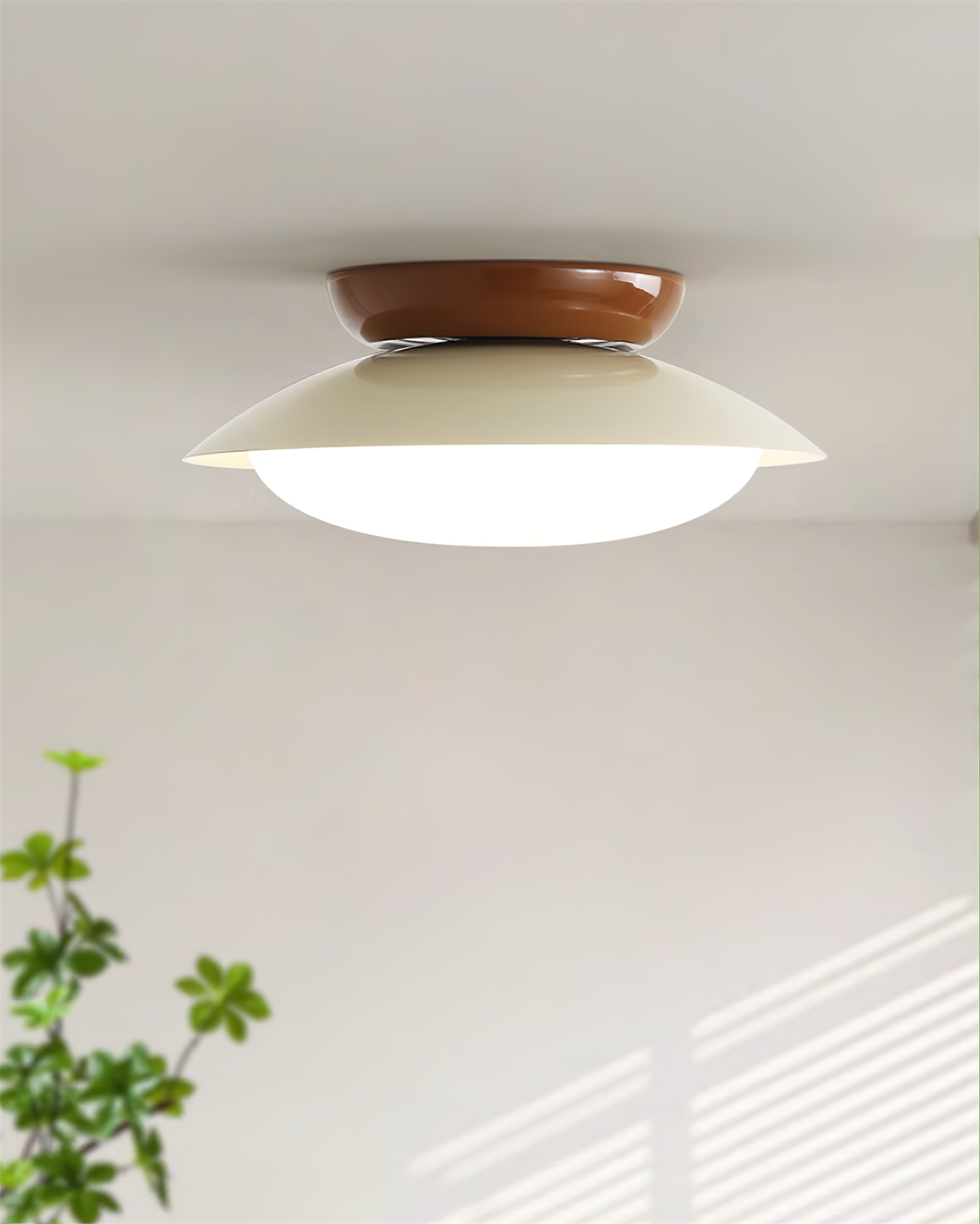 Plafonnier LED vintage fixé au plafond près d'une plante verte