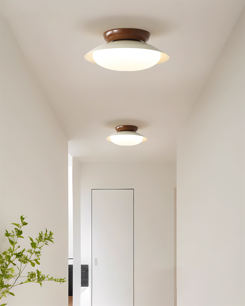 Deux plafonniers LED vintage alignés dans un couloir