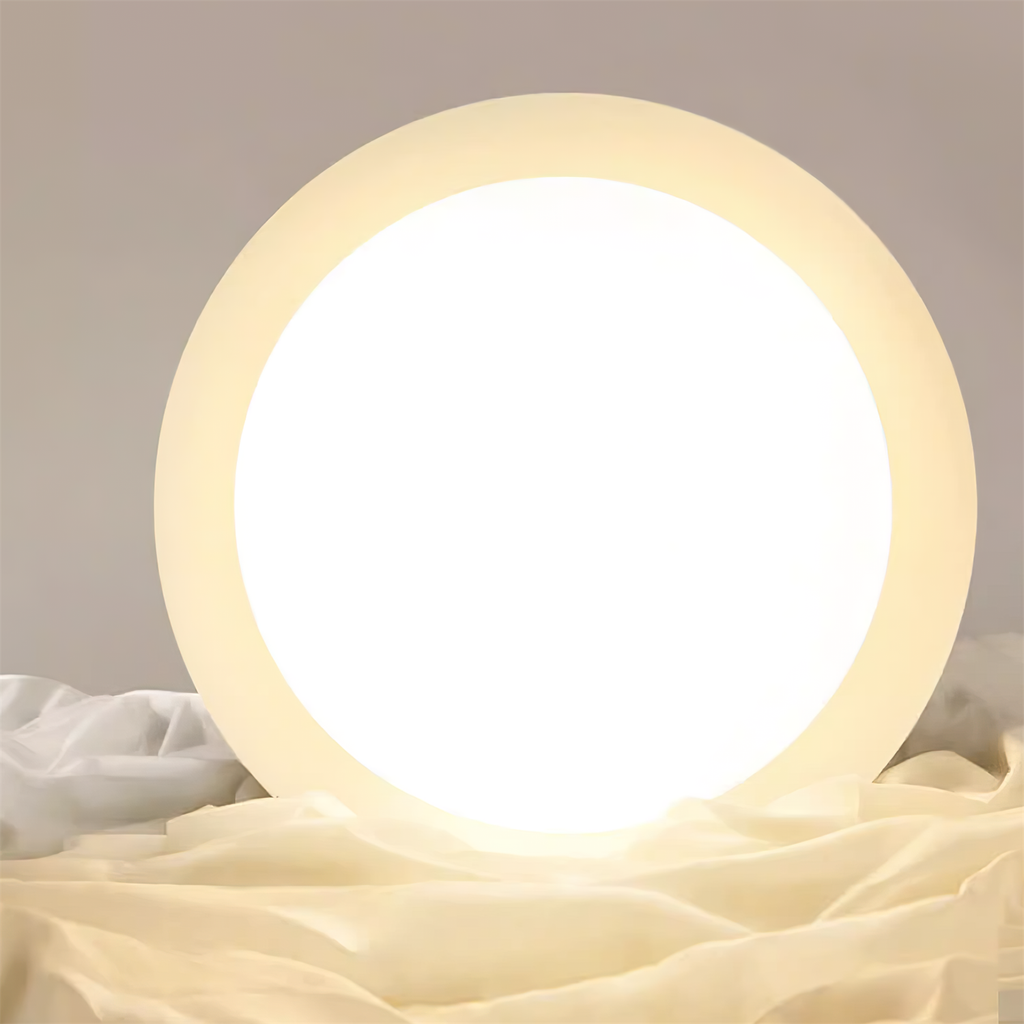 Gros plan sur le diffuseur opale allumé du plafonnier LED
