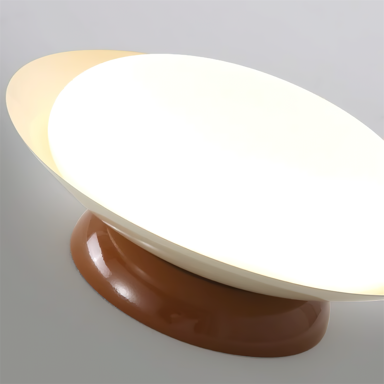 Vue rapprochée du plafonnier LED vintage marron et beige de trois quarts