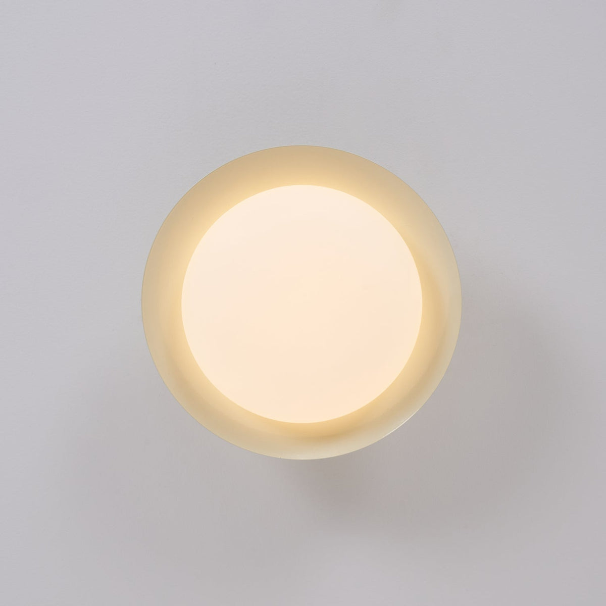 Plafonnier LED vintage vu de face, diffuseur allumé en blanc chaud