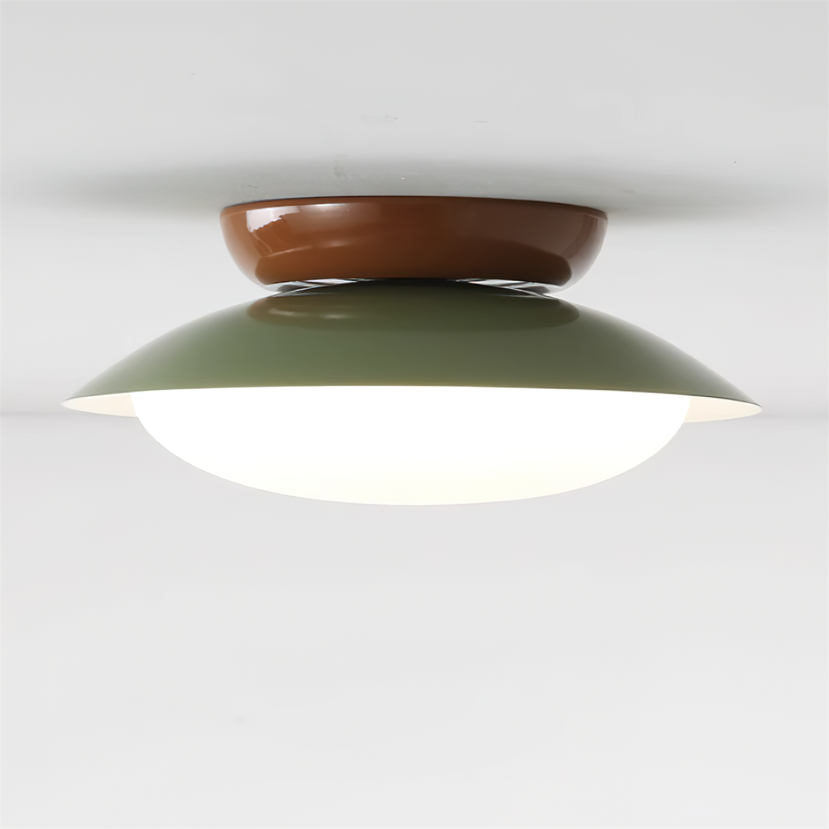 Plafonnier LED vintage marron et vert allumé au plafond