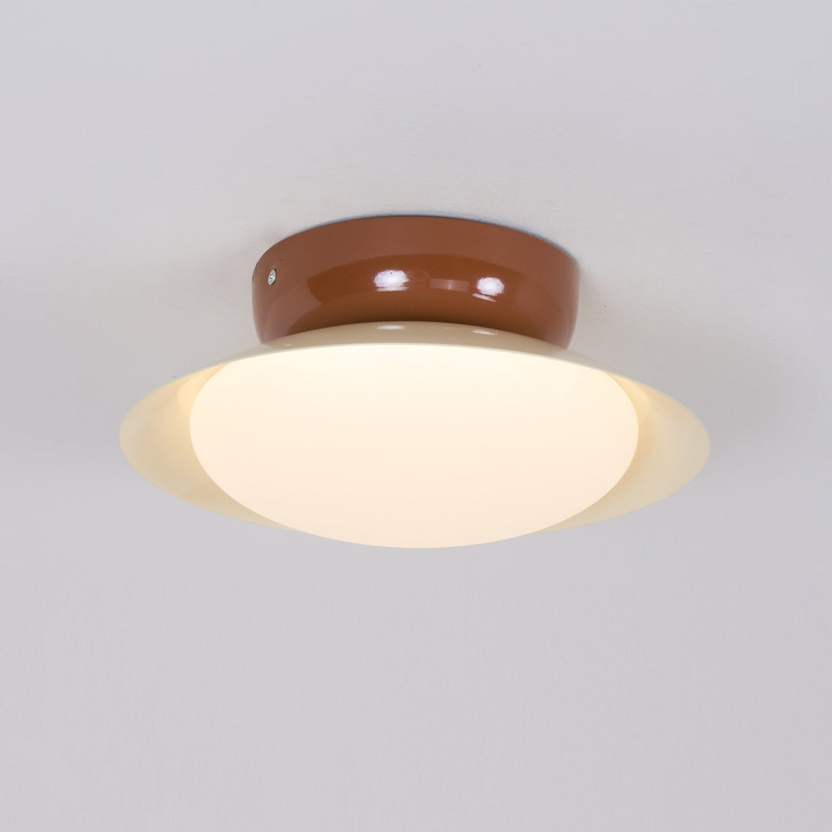 Plafonnier LED vintage marron et beige éclairé en lumière chaude