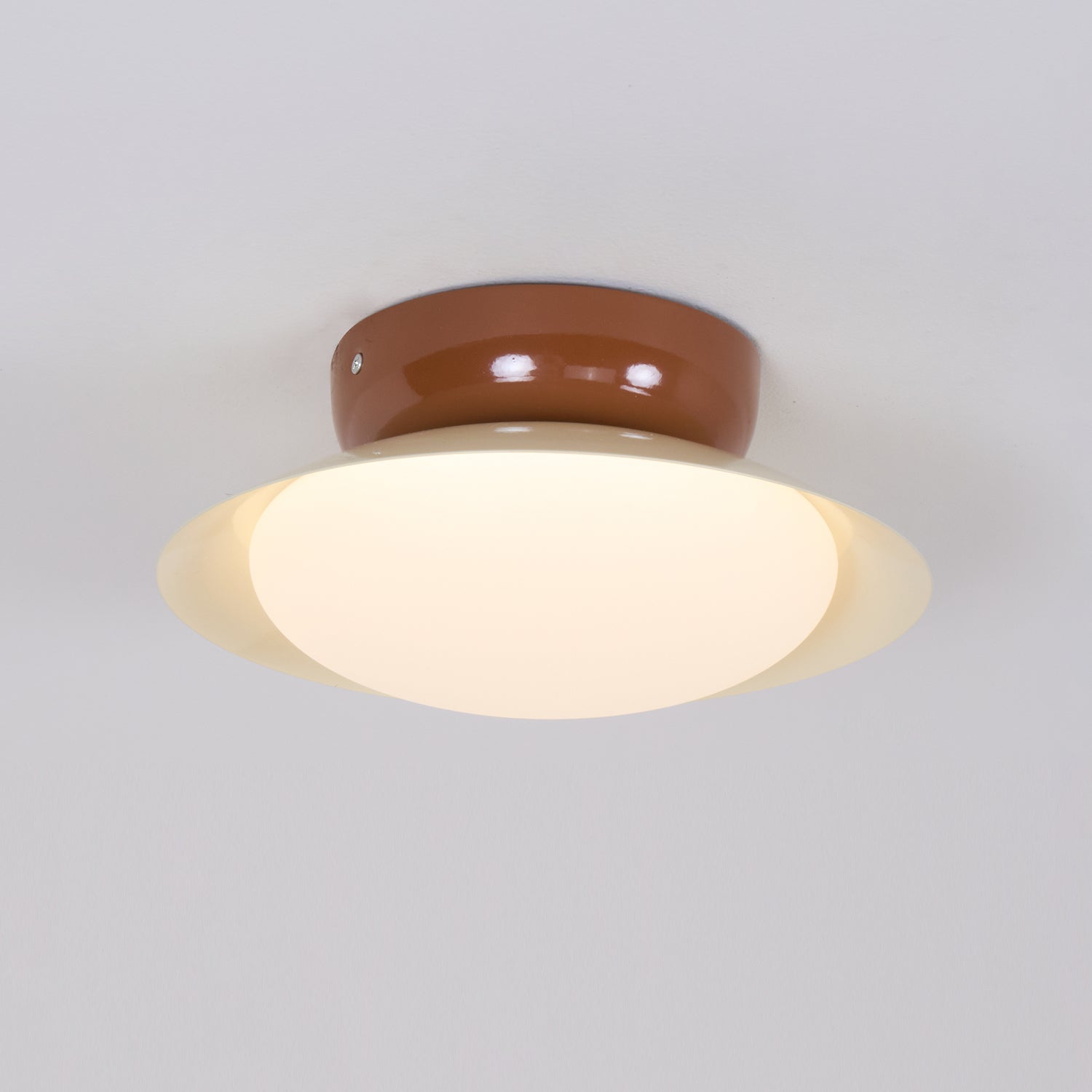 Plafonnier LED vintage marron et beige éclairé en lumière chaude