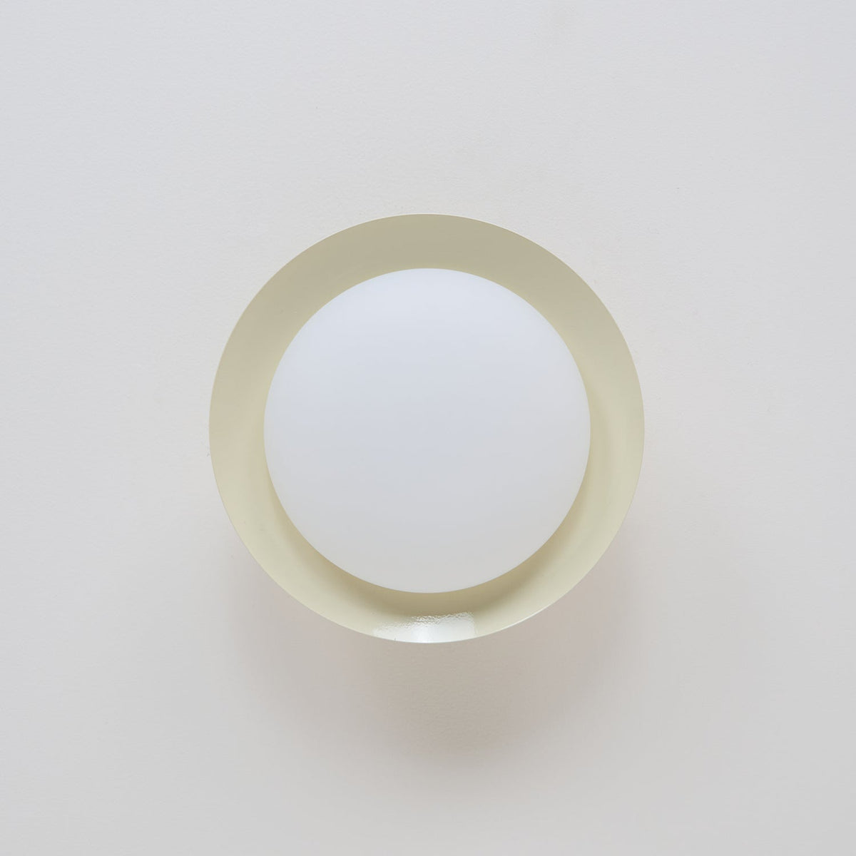 Plafonnier LED vintage vu du dessous, contour beige et diffuseur circulaire