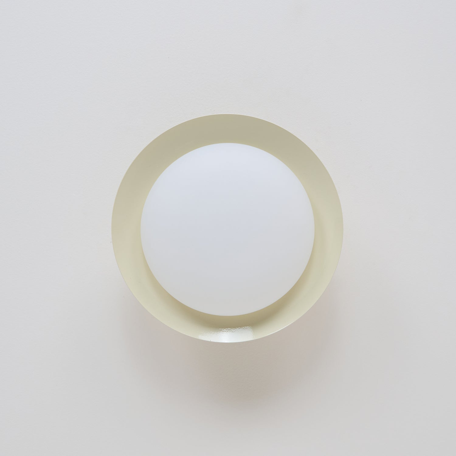Plafonnier LED vintage vu du dessous, contour beige et diffuseur circulaire