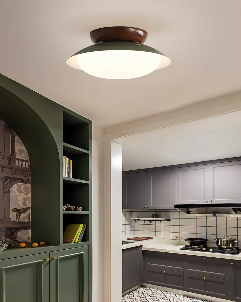 Plafonnier LED vintage marron et vert au-dessus d'une cuisine