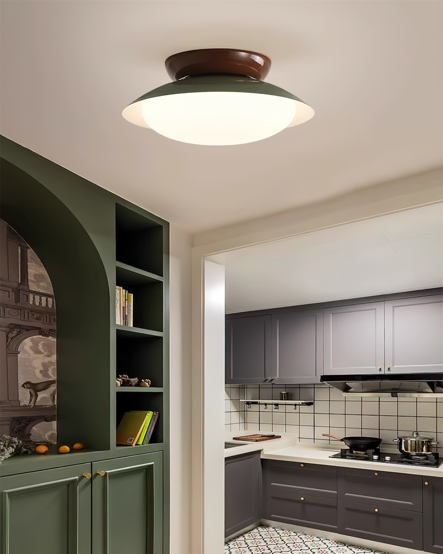 Plafonnier LED vintage marron et vert au-dessus d'une cuisine