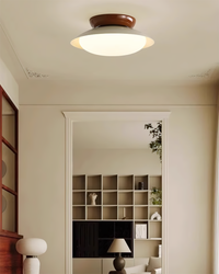 Plafonnier LED vintage marron et beige dans une entrée claire