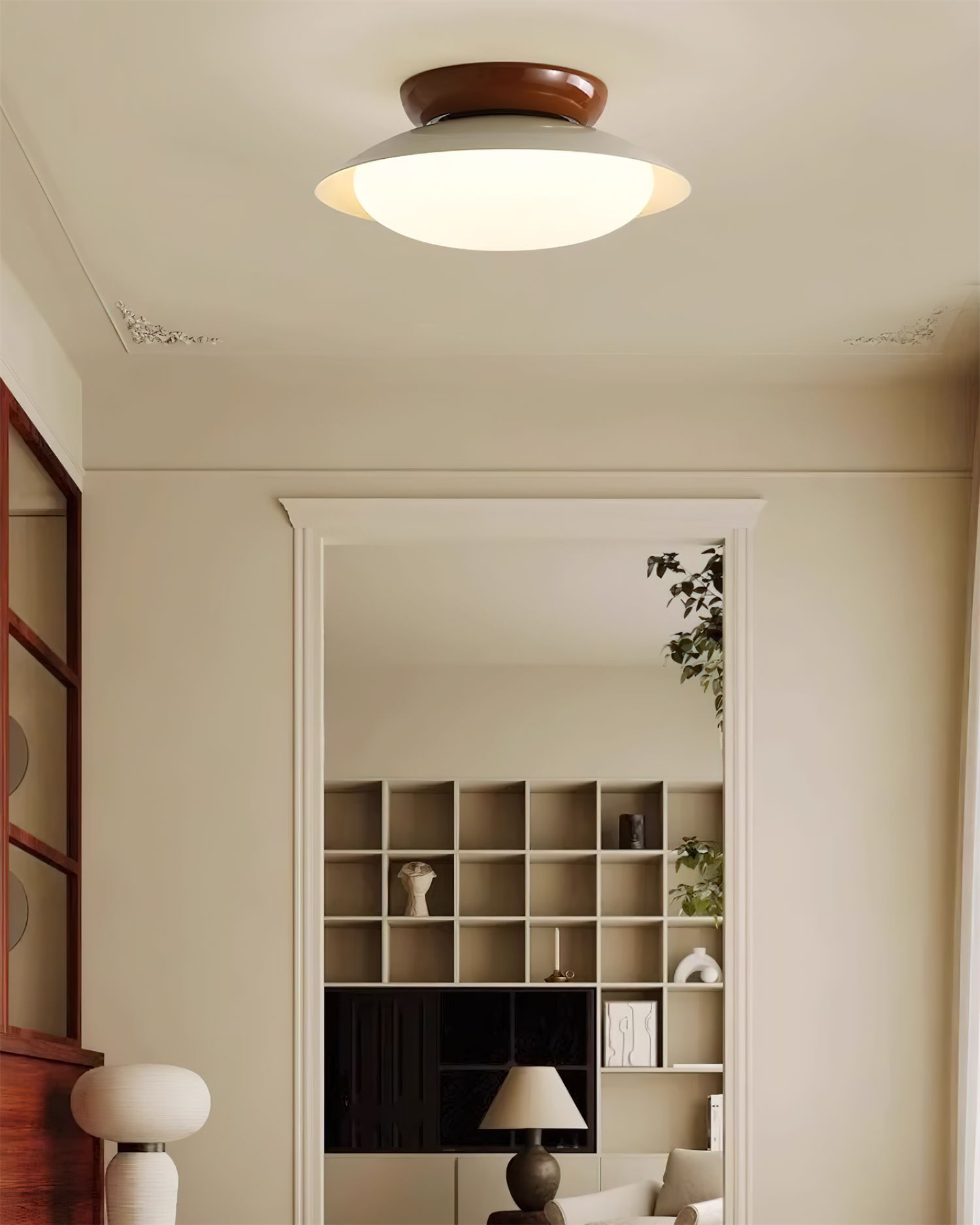 Plafonnier LED vintage marron et beige dans une entrée claire