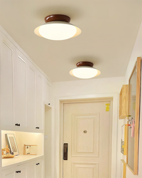 Plafonnier LED vintage marron et beige dans un couloir blanc