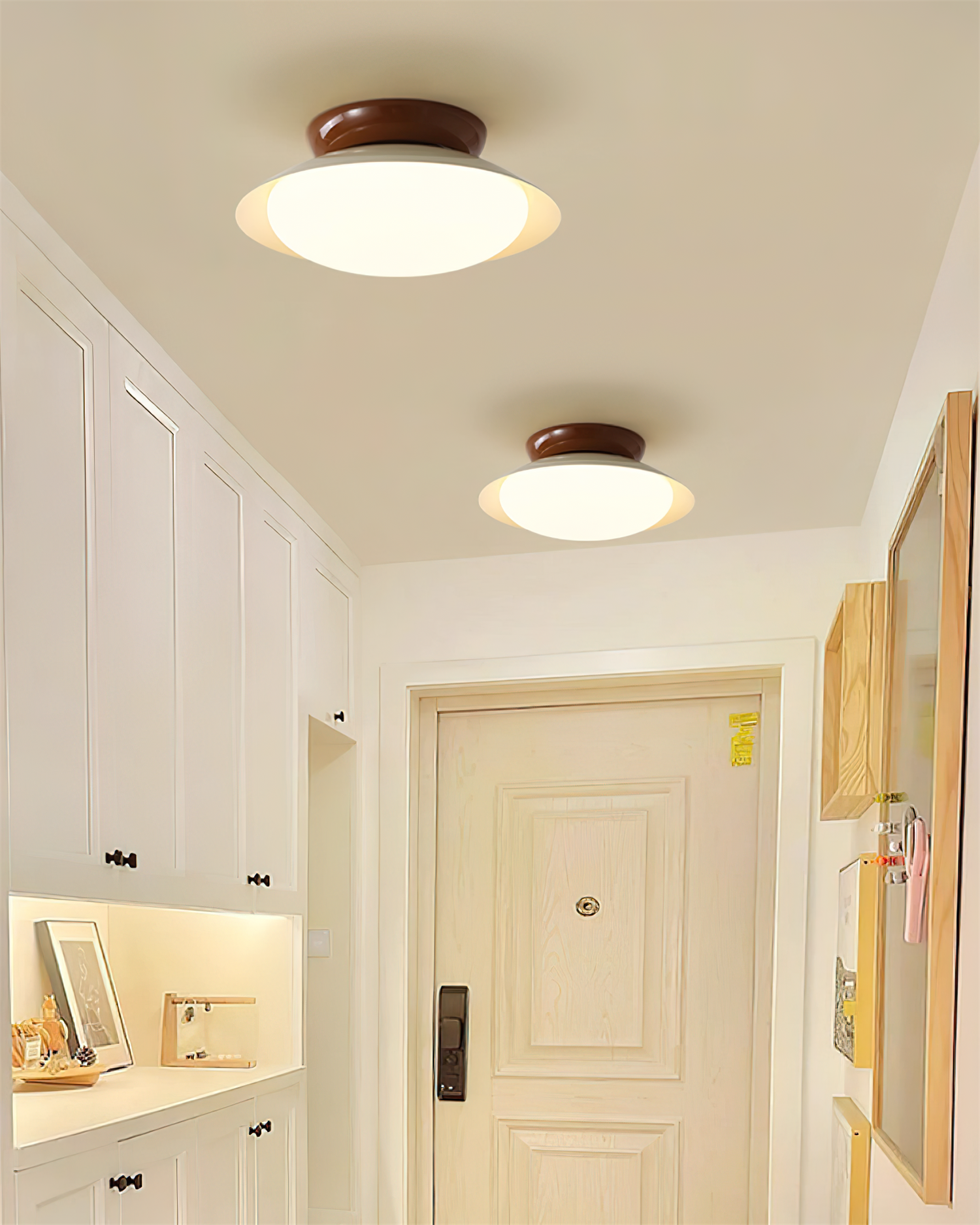Plafonnier LED vintage marron et beige dans un couloir blanc