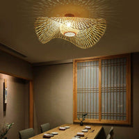 Plafonnier rotin ondule au dessus d'une table dans une salle a manger de style japonais