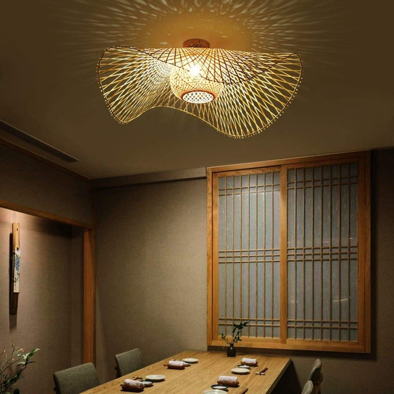 Plafonnier rotin ondule au dessus d'une table dans une salle a manger de style japonais Image