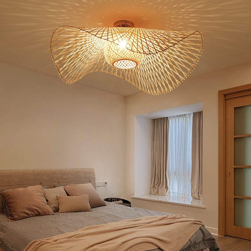 Plafonnier rotin et bambou tresse projetant des jeux de lumiere dans une chambre