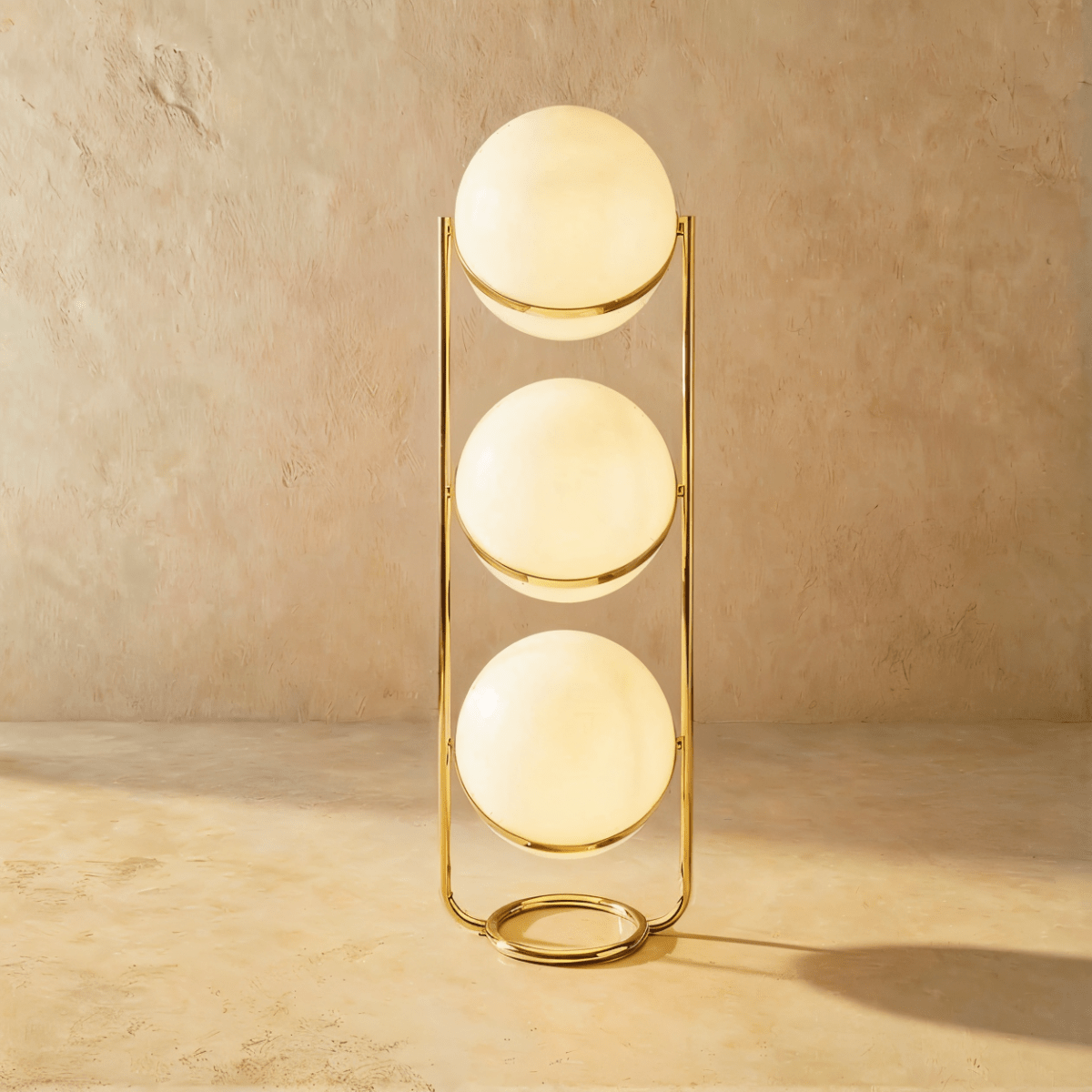 Lampadaire design à trois étages finition laiton