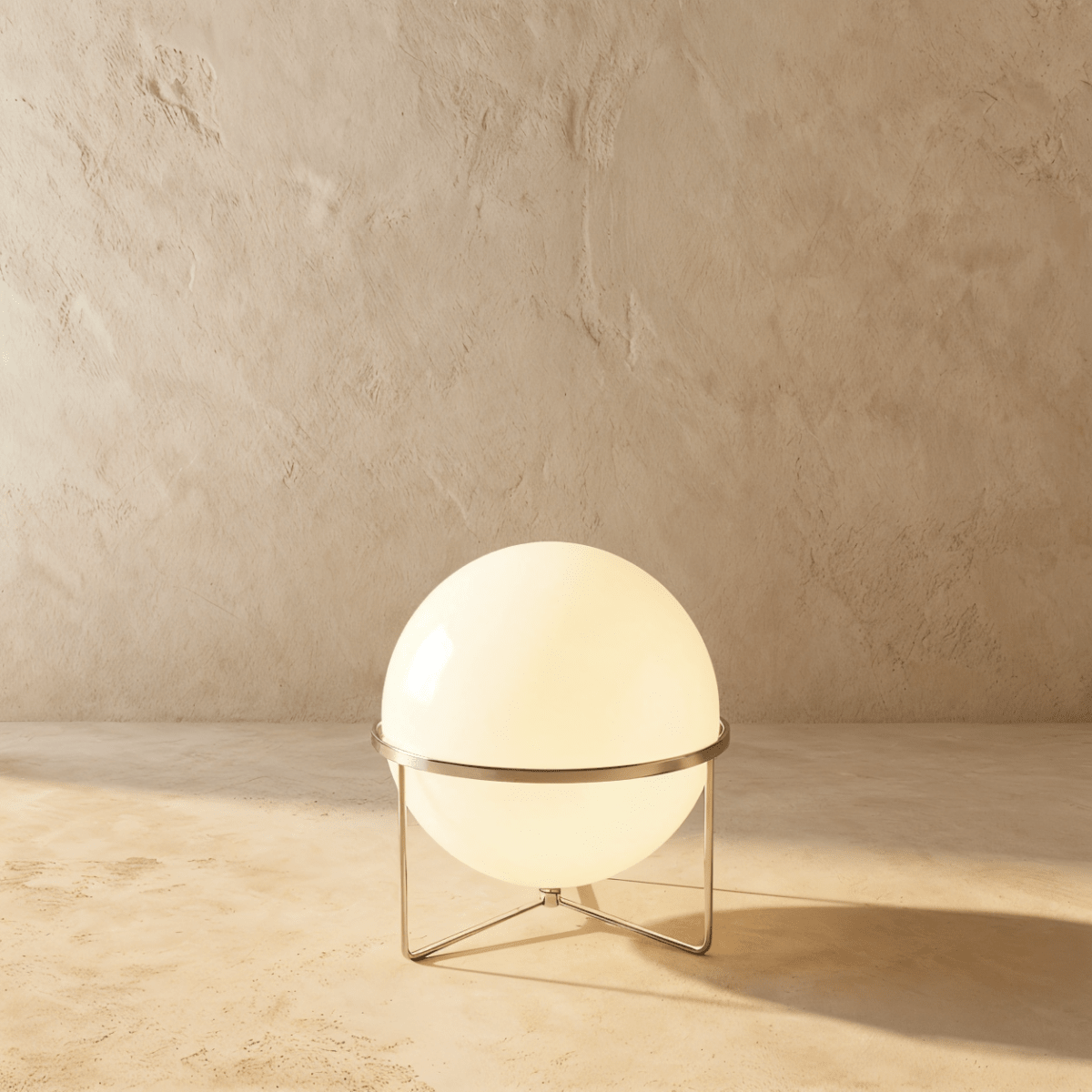 Lampadaire design à un étage finition argentée sur fond beige
