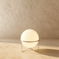Lampadaire design à un étage finition argentée sur fond beige