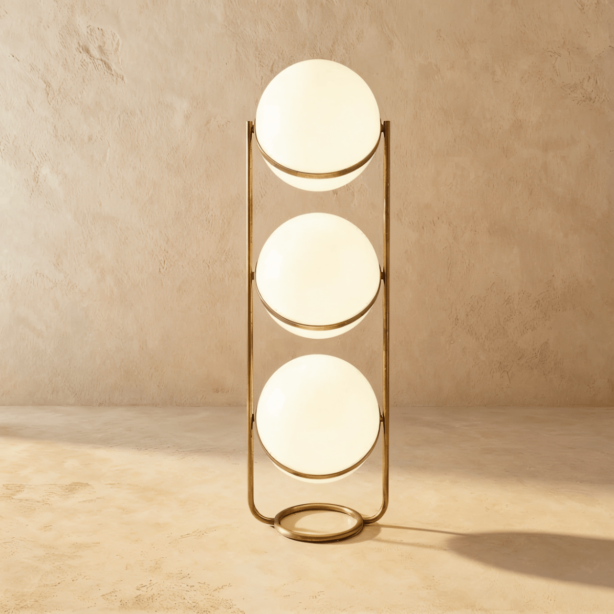 Lampadaire design à trois étages finition laiton vintage