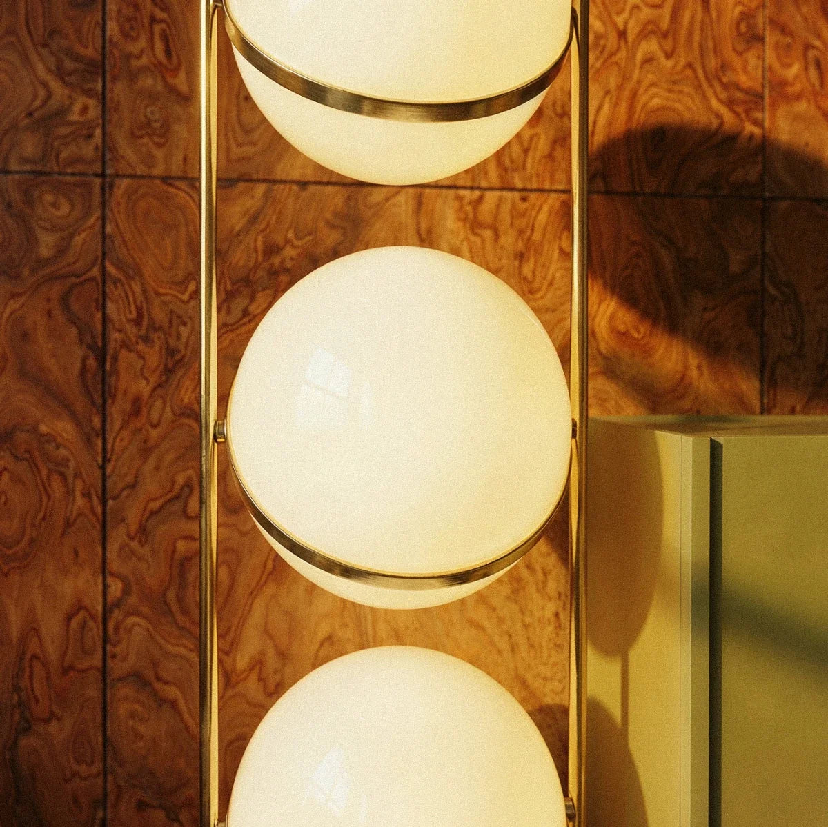 Grande sphère lumineuse du lampadaire design sur tapis bordeaux