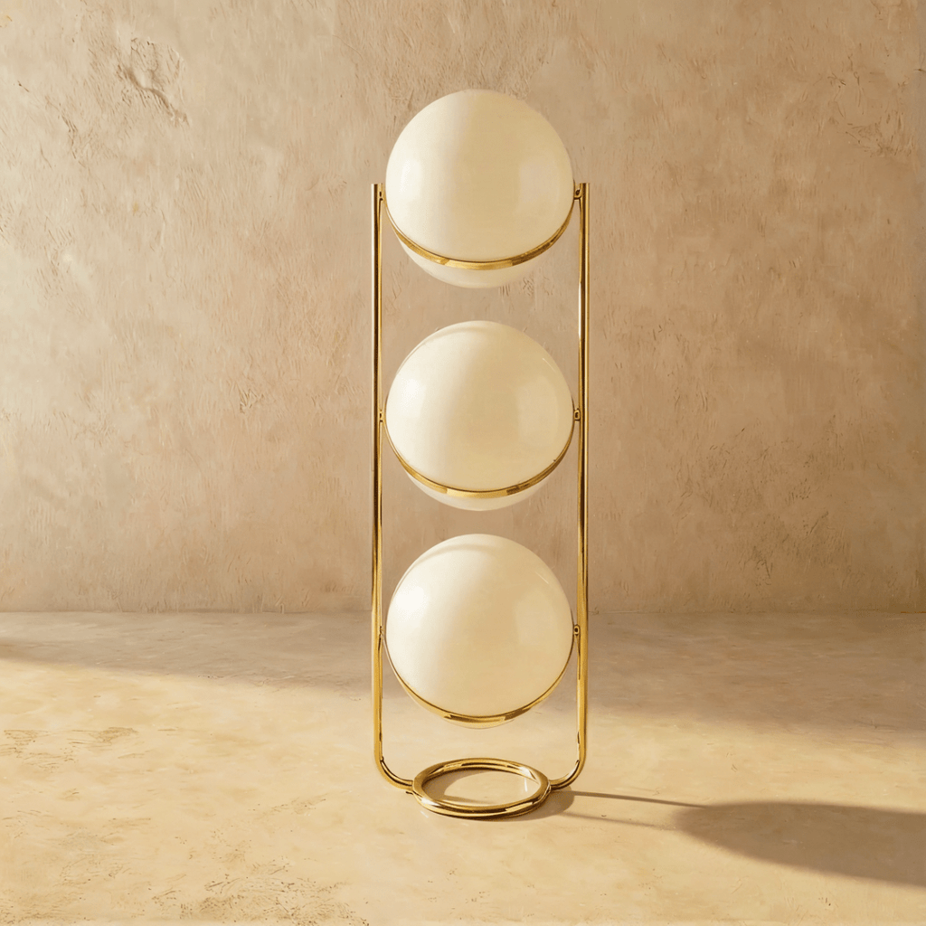 Lampadaire design à trois sphères opalines superposées